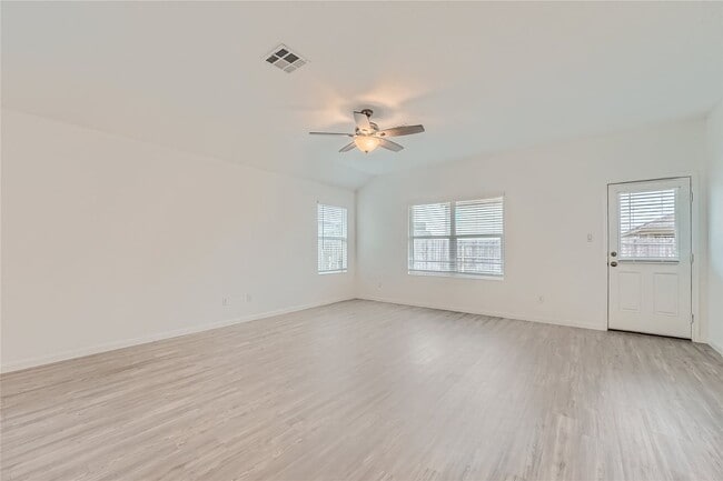 Building Photo - 3 bedrooms with 3.5 bathrooms! BONUS ROOM ...