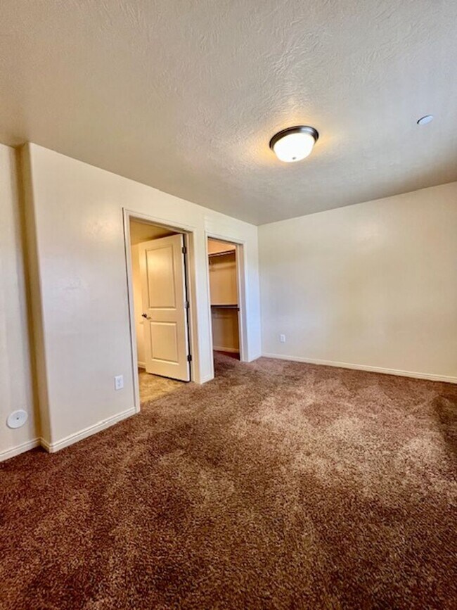 Building Photo - 6941 Village River Ln