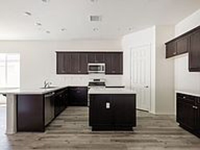 Building Photo - AVAILABLE NOW! BEAUTIFUL, 2 Bed/2 Bath plu...