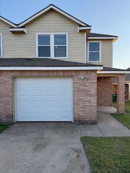 Building Photo - 702 Claremont Pky