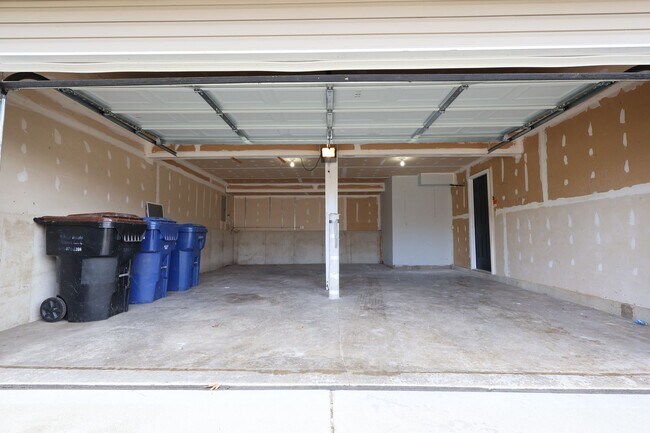 Building Photo - Beautiful 3 Bed 2.5 Bath w/2 Car Oversized Garage