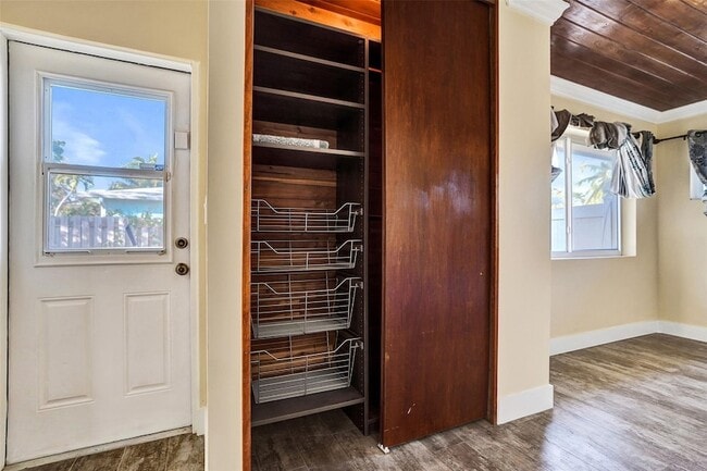 Building Photo - 820 SE 4th Ave