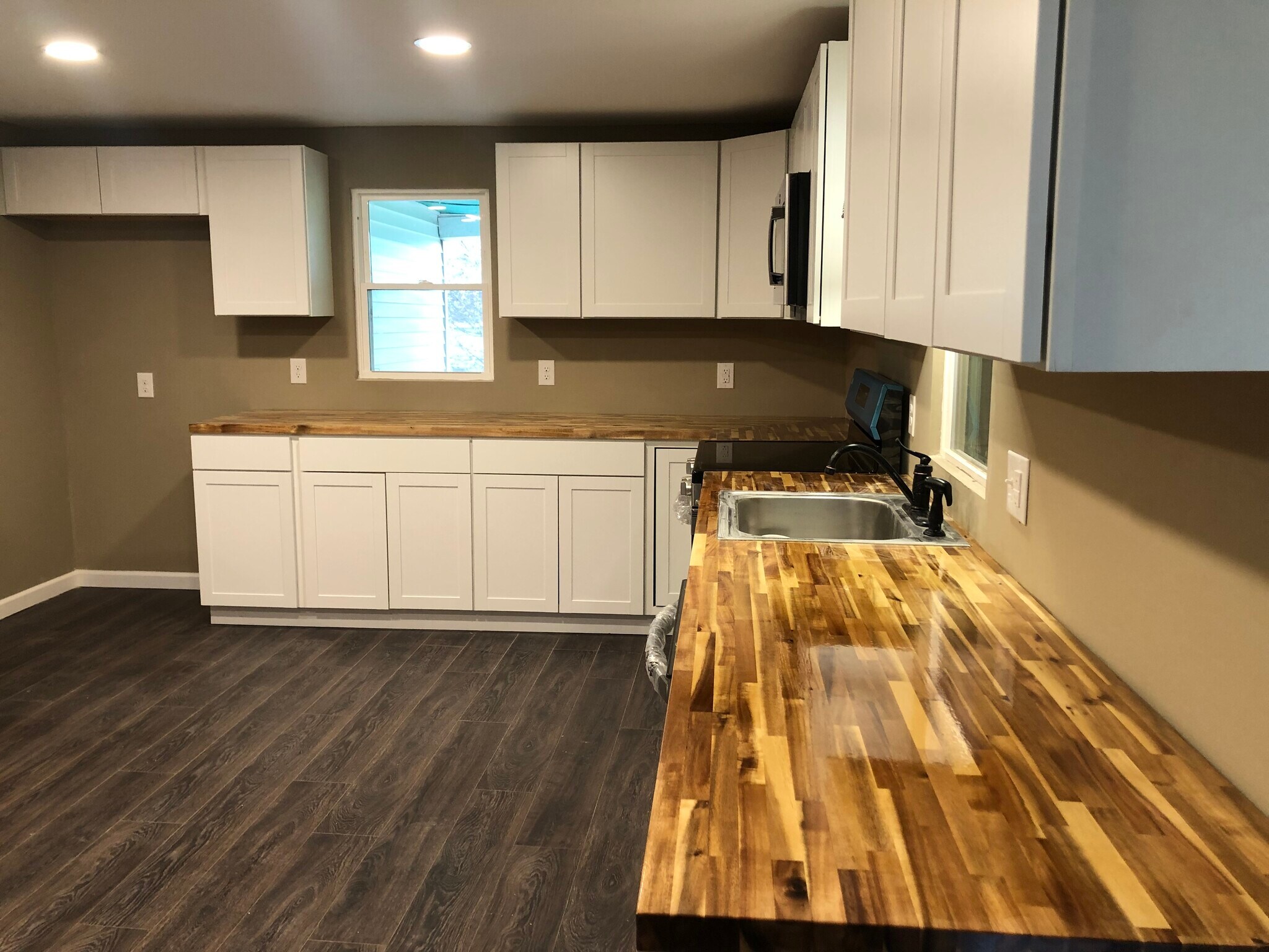 Building Photo - 355 S Hokendauqua Dr