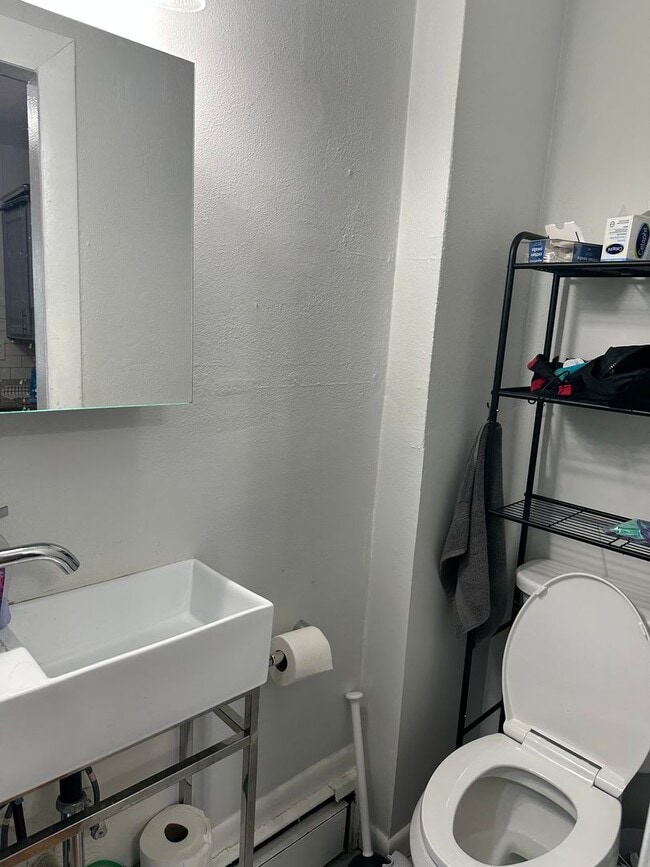 Building Photo - Nicely updated 2 bed in South Boston!  This is a STEAL at this price!