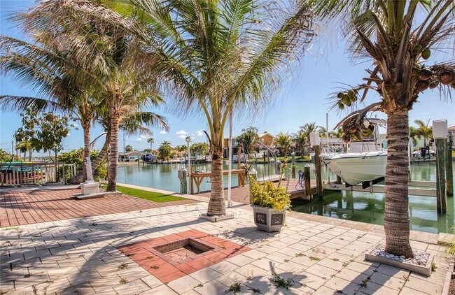 Building Photo - 551 Crystal Dr