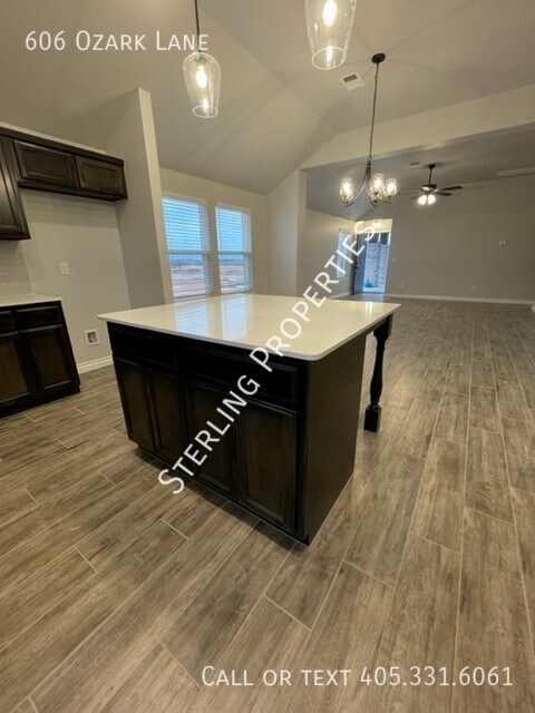 Building Photo - 606 Ozark Ln