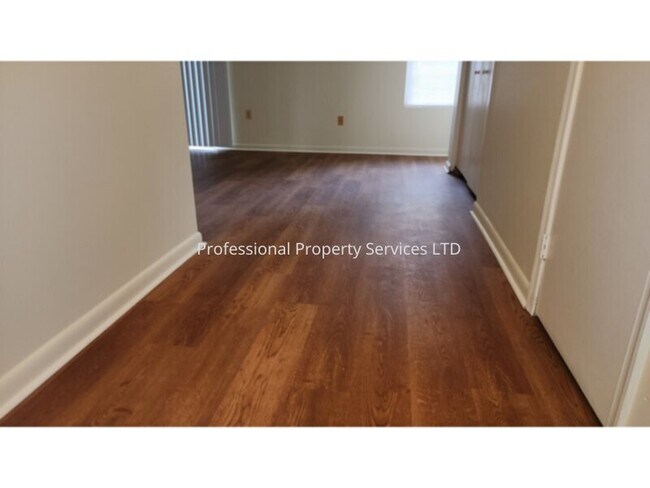 Building Photo - Beautiful 3-Level Garage Townhome  Convenient Location!