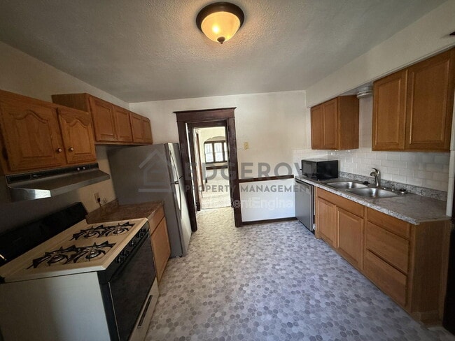 Building Photo - 1029 Tamarack Ave NW