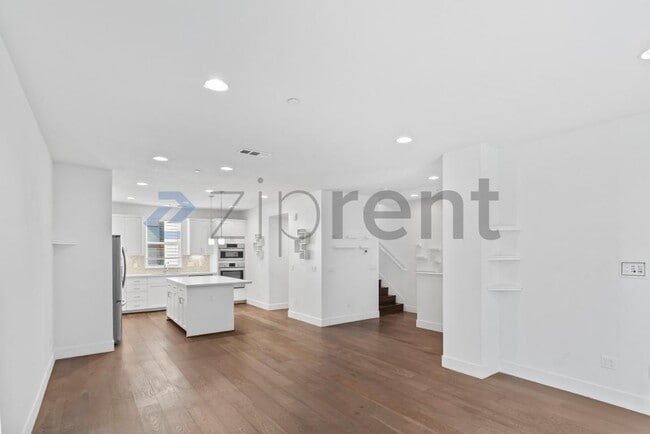 Building Photo - Unit