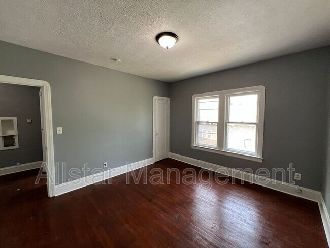 Building Photo - 3255 E 139th St