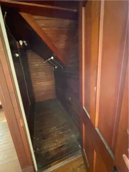 Building Photo - 210 E Hackberry St