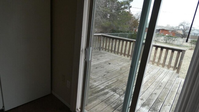 Building Photo - 605 SW 45th St