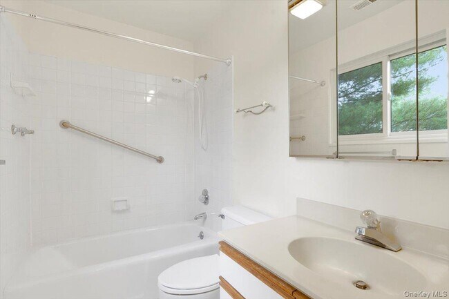 Building Photo - 44 Brook Farm Close