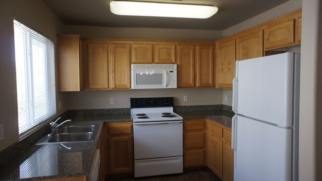 Building Photo - Beautifully designed 2Bed/2Bath/2Car Townhome located in Summerlin