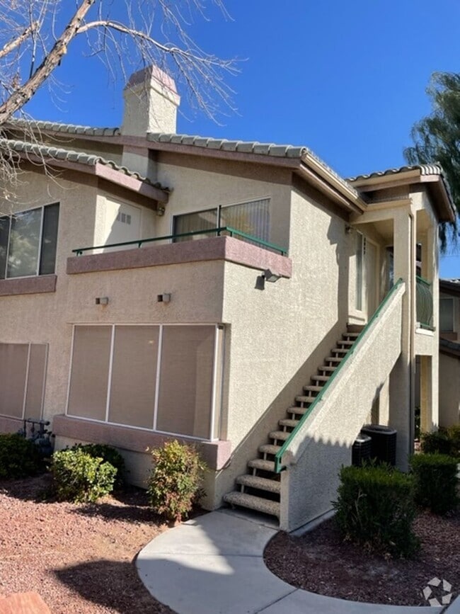 Building Photo - 3 BEDROOMS 2 BATHS UPSTAIRS LEVEL UNIT