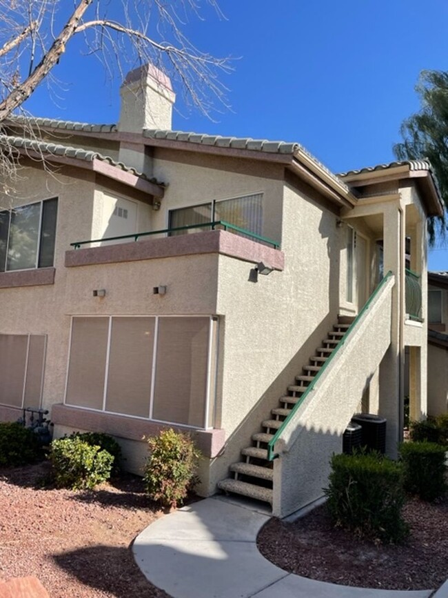 Primary Photo - 3 BEDROOMS 2 BATHS UPSTAIRS LEVEL UNIT