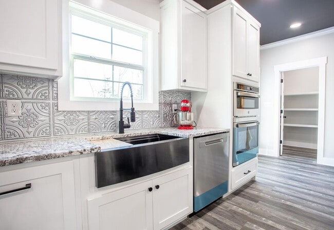 Building Photo - 823 Meridian Rd