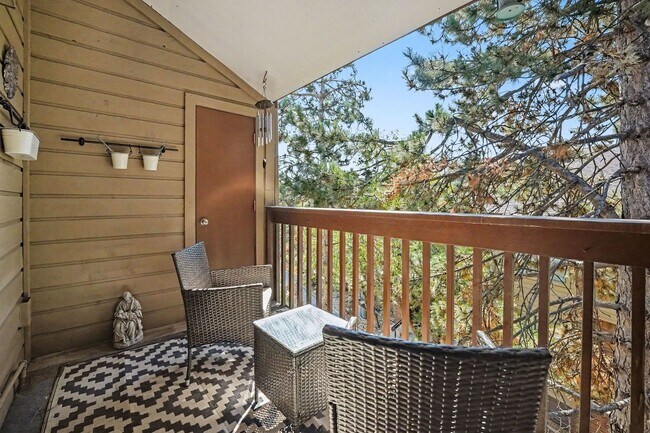 Building Photo - Cozy & Spacious 2BR Top-Floor Condo in Lakewood