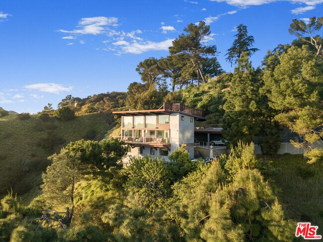 Building Photo - 1735 Summitridge Dr