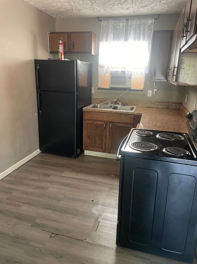 Building Photo - Knoxville 37917 - 2 Bedroom, 1 bath apartment - Contact Lisa Vineyard and Shannon Russell (865) 2...