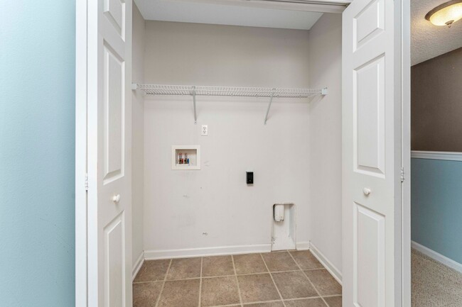 Building Photo - Charming 3BR Townhouse with Garage & Priva...
