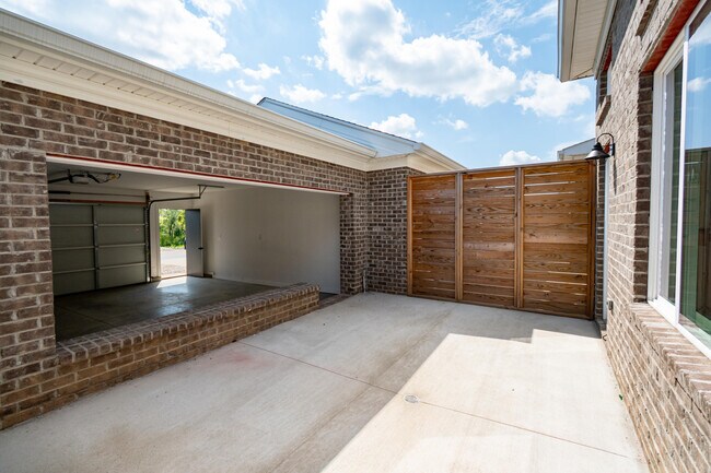 Building Photo - 186 Robinson Way