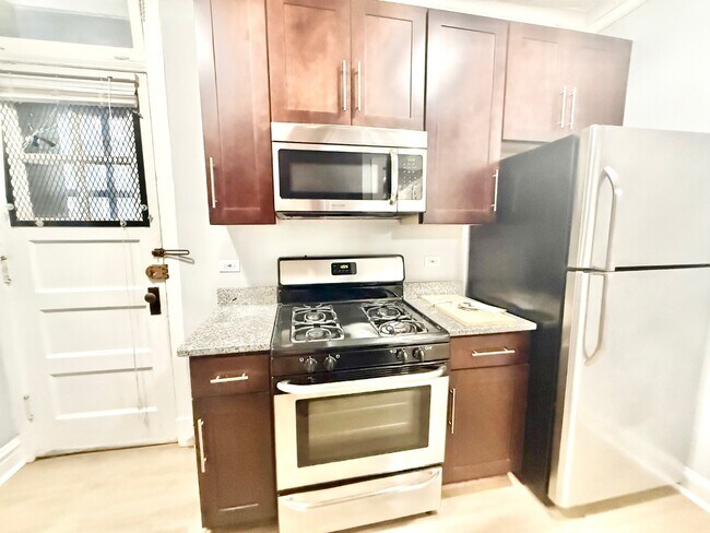 Building Photo - Beautiful 1 Bed 1Bath in the Andersonville area
