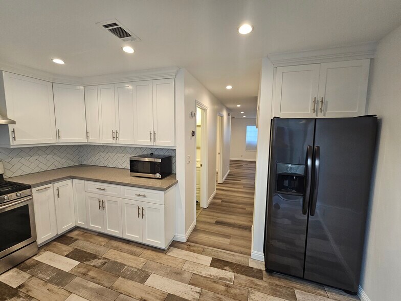 Building Photo - 6501 Vanalden Ave