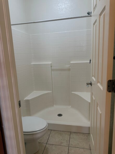 master bath - 2462 Thunder Mountain Dr