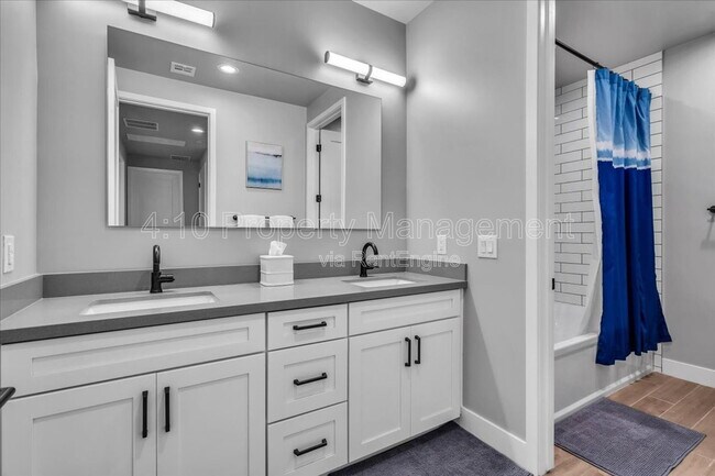 Building Photo - 1111 E Missouri Ave