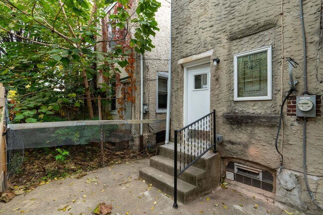 Building Photo - Newly remodeled 3 bedroom Grays Ferry Area