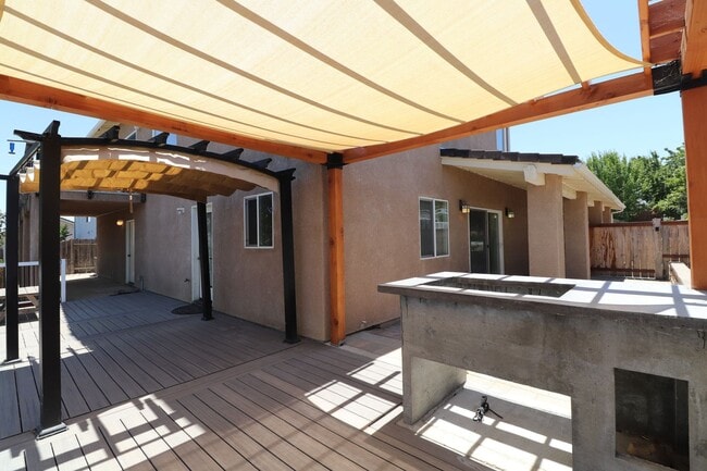 Building Photo - Beautiful Templeton Home