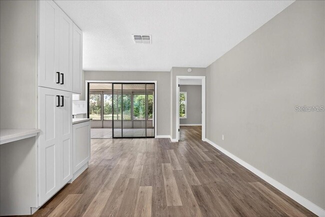 Building Photo - 8 Blare Dr