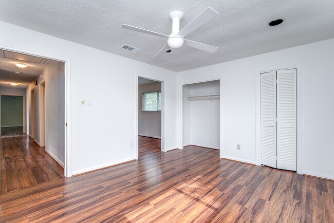 Building Photo - 3927 Pleasant Valley Dr