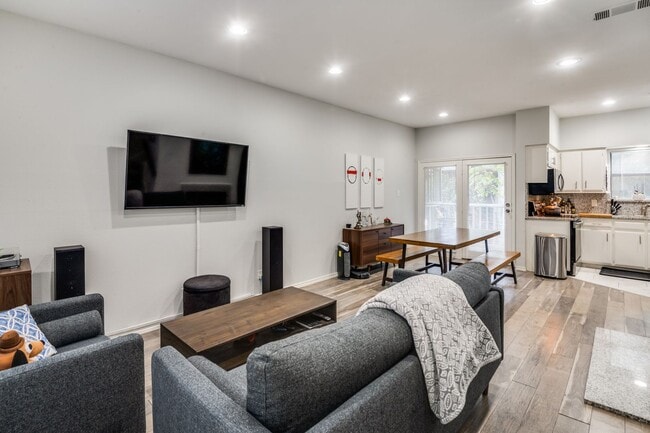 Building Photo - Delightful 2-Bed, 1.5 Bath in Prime Dallas...