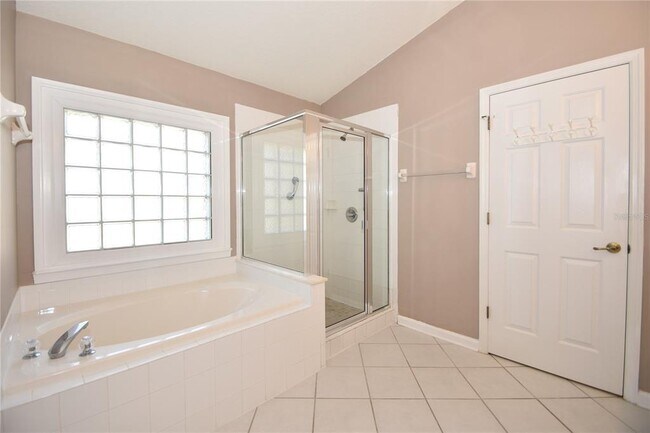 Building Photo - 11 Deerfield Ct