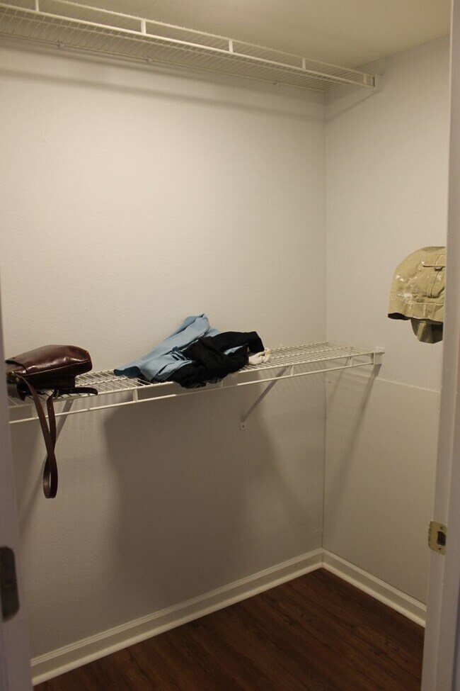 Building Photo - Updated Apartment in Plantation Point