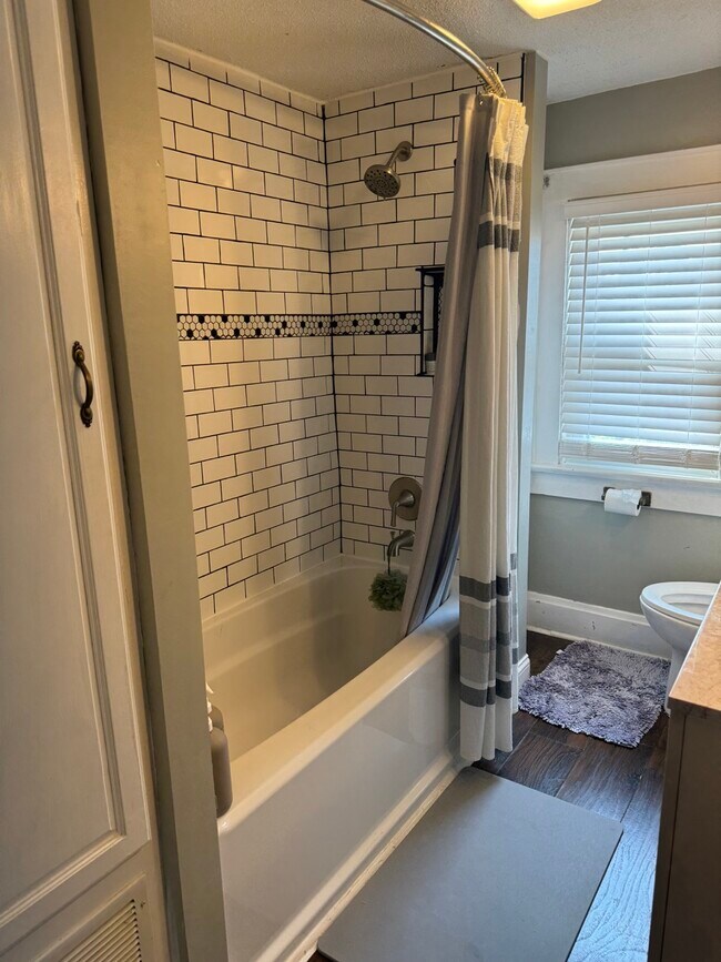 Building Photo - 265 E Markison Ave