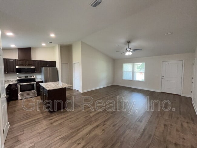 Building Photo - 4004 Roxies Ln