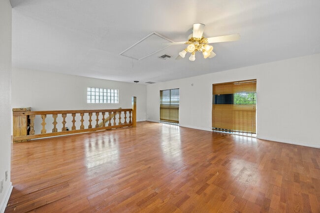 Building Photo - 1828 N Palmway