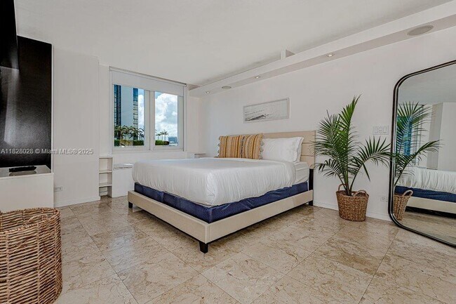 Building Photo - 2301 Collins Ave
