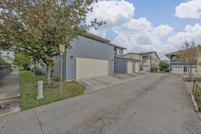 Building Photo - 2025 Simond Ave