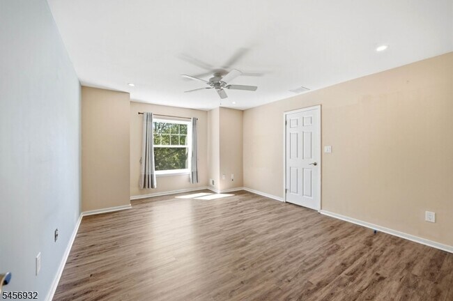 Building Photo - 81 Village Cir