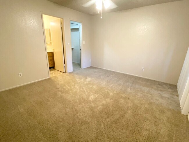 Building Photo - 2 Bedroom 2 Bathroom in Vista de Oeste