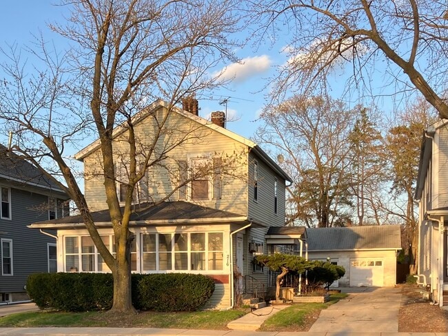 Primary Photo - 216 N Washington St