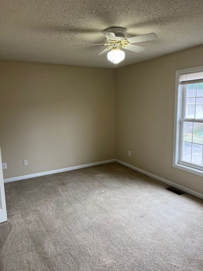 Building Photo - 2 bedroom, 1.5 bath Townhouse: Oaklawn Park!