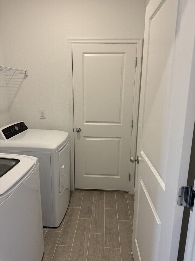 Building Photo - "Spacious 4-Bed Oasis with Granite Finishes & Guest Suite in Jacksonville!"