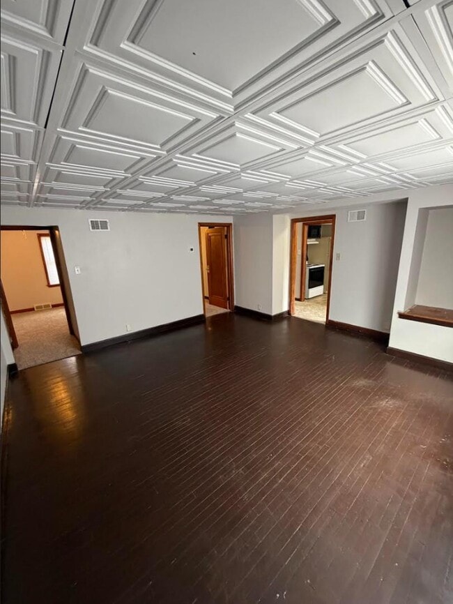 Building Photo - 116 W Maes Ave