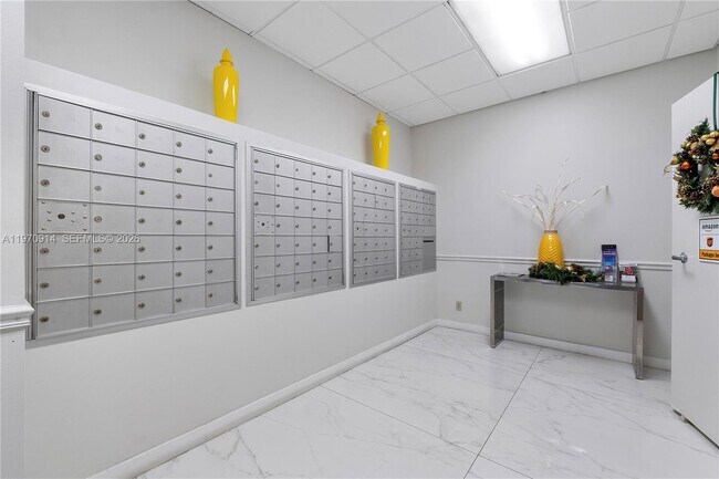 Building Photo - 336 N Birch Rd