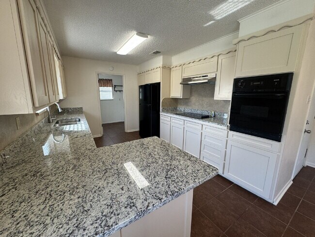 Building Photo - Lovely 3 bedroom 2 bath in desirable neighborhood